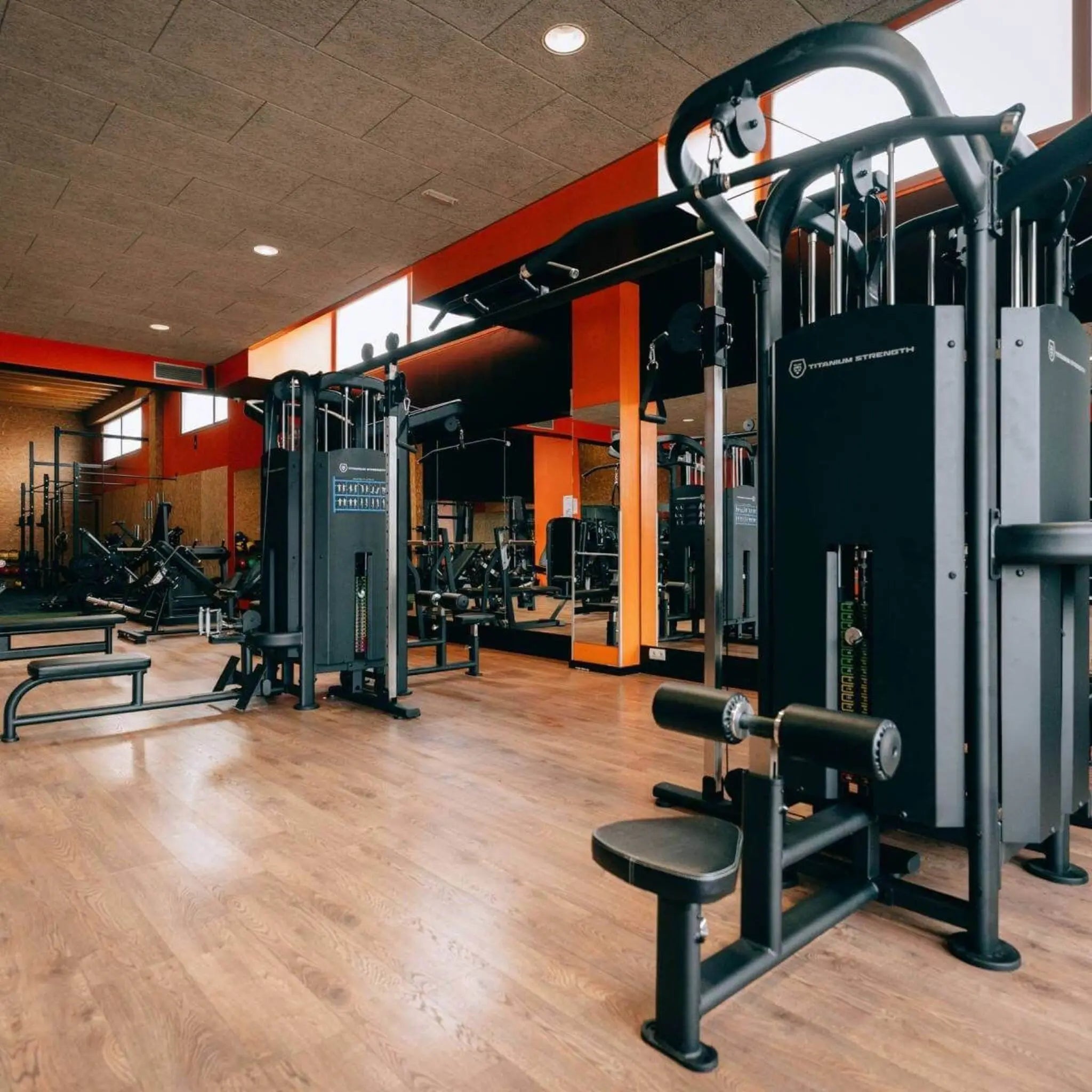 Multi Gym 8-Station Black Series - Titanium Strength